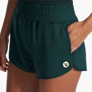 Vuori Micro Mesh High Rise Performance Short 2.5” Size medium in Grass